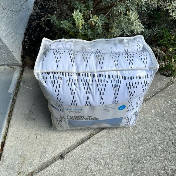 Room Essentials Black White Dorm Comforter - Picture 3 of 4